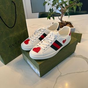 Women's Gucci Ace embroidered heart sneakers/shoes